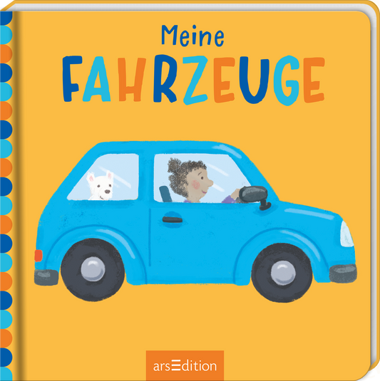 Auf hellgelbem Hintergrund ist ein blaues Auto abgebildet, in dem ein Kind mit lockigen Haaren sitzt. Neben ihm schaut ein weißer Hund aus dem Fenster. Der Titel „Meine FAHRZEUGE“ ist oben in bunten Großbuchstaben platziert. Das Cover vermittelt eine freundliche, lebendige Atmosphäre und spricht junge Leser an. Ganz unten mittig steht der Logoschriftzug von arsEdition.