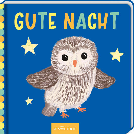Auf dem Buchcover ist eine niedliche Eule mit runden Augen und einem sanften Gefieder abgebildet, die auf einem tiefblauen Hintergrund sitzt. Um die Eule leuchten gelbe und hellblaue Sterne, die eine beruhigende Atmosphäre erzeugen. Der Titel „GUTE NACHT“ ist in bunten, kindgerechten Buchstaben oberhalb der Eule platziert. Unten mittig ist ein gelber Button sichtbar, der auf einen SPIEGEL-Bestseller hinweist. Ganz unten mittig steht der Logoschriftzug von arsEdition.