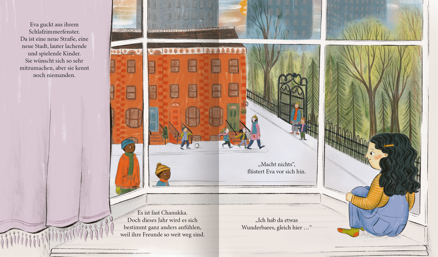Gezeigt wird eine Innen- oder Zusatzansicht von „Der kleine Drache und die Zeit der Wunder“. Die Illustration zeigt ein Fenster mit einem Ausblick auf eine lebendige Straßenszene. Draußen spielen Kinder und Menschen gehen spazieren, umgeben von einer warmen, herbstlichen Farbpalette. Im Vordergrund sitzt ein Mädchen mit schwarzen, lockigen Haaren und einem blauen Pullover auf dem Fensterbrett, während ein lilafarbener Vorhang sanft zur Seite gezogen ist. Die Typografie in der...
