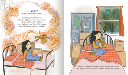 Gezeigt wird eine Innen- oder Zusatzansicht von „Der kleine Drache und die Zeit der Wunder“. Die Seite zeigt ein Kinderzimmer mit einem Bett, auf dem ein Mädchen sitzt, sowie einem kleinen Drachen, der über ihr schwebt. Die Wände sind in sanften Farben gehalten, während orangefarbene und gelbe Akzente das Bild lebendig gestalten. Die Spielzeuge und Kisten im Raum verleihen dem Raum eine gemütliche Atmosphäre. Die Schrift ist klar und gut lesbar, passend zur kindgerechten Gestaltung.