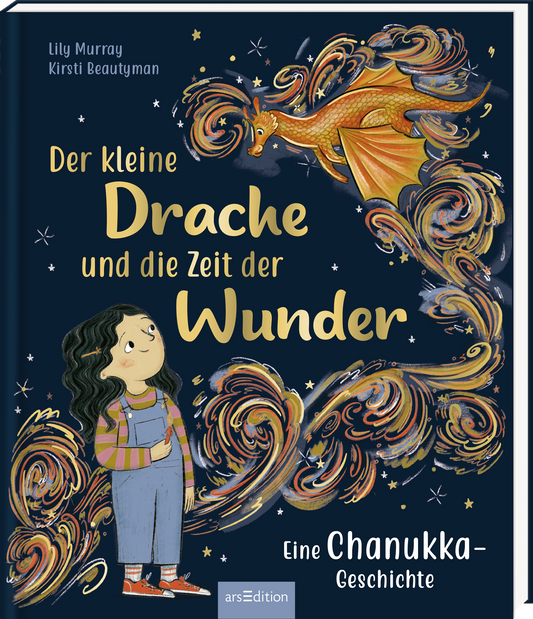 Das Buchcover zeigt einen kleinen Drachen in leuchtendem Orange, der über eine fantasievolle, spiralförmige Wolke aus goldenen und bunten Mustern schwebt. Im Vordergrund blickt ein Mädchen mit braunen Haaren und einem lächelnden Gesicht nach oben. Der Titel „Der kleine Drache und die Zeit der Wunder“ ist in geschwungener, goldener Schrift gehalten. Oben links stehen die Autoren Namen „Lily Murray“ und „Kirsti Beautyman“. Ganz unten mittig steht der Logoschriftzug von arsEdition.