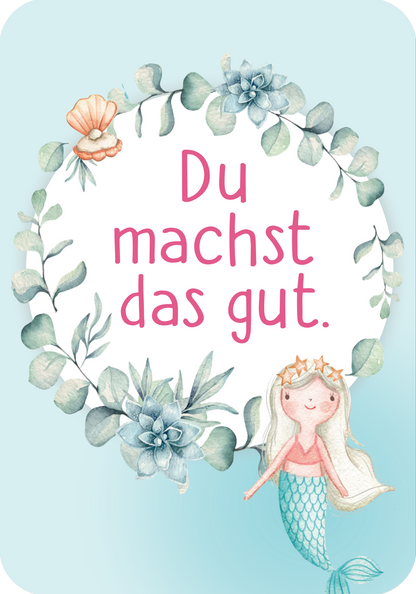 Gezeigt wird eine Innen- oder Zusatzansicht von „Mutmachkarten – Einhorn (Aquarelloptik)“. Die Karte hat einen hellblauen Hintergrund, umrahmt von einer floral gestalteten Bordüre aus grünen Blättern und zarten Blumen. In der Mitte befindet sich ein fröhliches Bild einer Meerjungfrau mit langen, blonden Haaren und einem schimmernden Schwanz. Der freundliche Spruch „Du machst das gut.“ erscheint in einer verspielten, pinken Schriftart und vermittelt eine positive Botschaft.