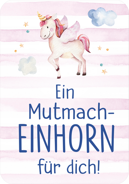 Gezeigt wird eine Innen- oder Zusatzansicht von „Mutmachkarten – Einhorn (Aquarelloptik)“. Auf einem hellen, gestreiften Hintergrund mit sanften rosa und weißen Streifen ist mittig ein süßes, fliegendes Einhorn abgebildet. Es hat eine rosafarbene Mähne und einen goldenen Horn mit einem leichten Glitzereffekt. Unter dem Einhorn steht in blauer, verspielter Schrift „Ein Mutmach-EINHORN für dich!“, was eine positive und motivierende Botschaft vermittelt. Kleine Wolken und Sterne...