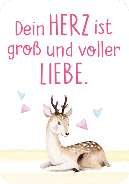 Gezeigt wird eine Innen- oder Zusatzansicht von „Mutmachkarten – Einhorn (Aquarelloptik)“. Die Karte zeigt einen sanften, pastellfarbenen Hintergrund mit leichten Aquarell-Mustern. Im Vordergrund befindet sich ein niedlicher, nicht ganz realistisch dargestellter Rehbock mit kleinen Hörnern und einem freundlichen Gesichtsausdruck. Der Text „Dein HERZ ist groß und voller LIEBE.“ ist in einer verspielten, pinken Schriftart verfasst, die positive und aufmunternde Gefühle vermittelt....