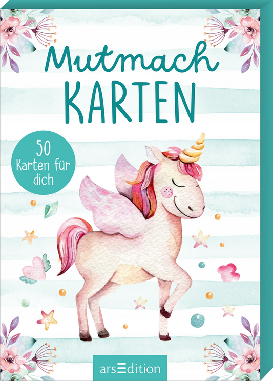 „Mutmach KARTEN“ in türkis, oben in freundlicher Handschrift „Mutmach“, darunter hohe schmale Versalien „KARTEN“. Zentrales Element ein aquarelliertes Einhorn mit Flügeln in Rosa und goldenem Horn vor mintgestreiftem Hintergrund. Rundes türkisfarbenes Badge links mit dem Text „50 Karten für dich“. Vier Aquarellblüten in den Ecken und verstreute Sterne und Perlen erzeugen eine verspielte beruhigende Stimmung. Ganz unten mittig steht der Logoschriftzug von arsEdition.