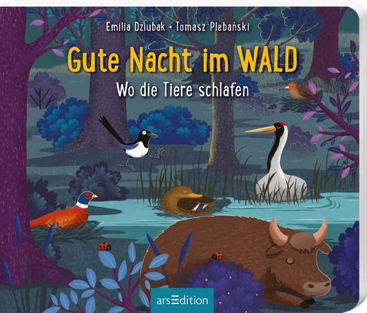 Das Buchcover zeigt eine farbenfrohe und lebendige Waldszene bei Nacht, in der verschiedene Tiere wie ein Reh, ein Bär und Vögel abgebildet sind. Umgeben von lila und grünen Baumstämmen strahlt das Cover eine ruhige, einladende Atmosphäre aus. Der Titel „Gute Nacht im WALD“ steht prominent in großen, gelben Buchstaben, während der Untertitel „Wo die Tiere schlafen“ in kleinerer Schrift darunter erscheint. Oben links sind die Namen der Autoren Emilia Dziubak und Tomasz Plebański...