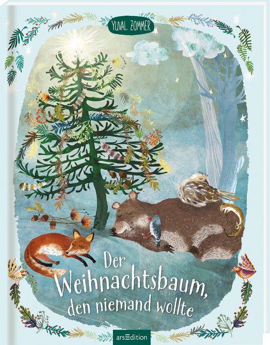 Auf dem Buchcover ist ein stilisierter Weihnachtsbaum zu sehen, der mit bunten, leuchtenden Ornamenten geschmückt ist. Darunter liegen ein roter Fuchs und ein scheuer Bär, umgeben von bunten Blättern und kleinen Tieren. Der Hintergrund ist in sanften Blau- und Grüntönen gehalten, was eine ruhige Atmosphäre vermittelt. Der Titel „Der Weihnachtsbaum, den niemand wollte“ ist zentral platziert und in verspielter Schrift gestaltet. Oben links steht der Name des Illustrators Yuval Zommer....