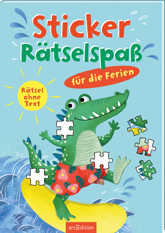 Das Buchcover zeigt einen fröhlichen, cartoonhaften Krokodil, das auf einem gelben Surfbrett steht und lächelt. Der Hintergrund ist hellblau mit Wellen und einer sonnigen Atmosphäre. Oben links in roten, verspielten Buchstaben steht „Sticker Rätselspaß“, während „für die Ferien“ in einer roten Sprechblase hervorgehoben ist. Einige Puzzlestücke sind um das Krokodil verteilt. Ganz unten mittig steht der Logoschriftzug von arsEdition.