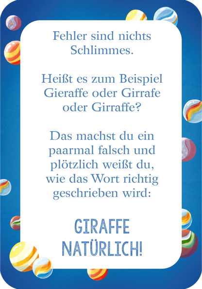 Gezeigt wird eine Innenansicht von „Mutmachkarten für die Schule“. Die Karte hat einen blauen Hintergrund, der mit bunten Murmeln verziert ist. Der obere Text in großer, klarer Schrift lautet: „Fehler sind nichts Schlimmes“. Darunter steht in etwas kleinerer Schrift eine Frage zu Schreibvarianten des Wortes „Giraffe“, die am Ende aufgelöst wird, mit der Bekräftigung, dass man es nach ein paar Mal falsch machen sicher richtig weiß.