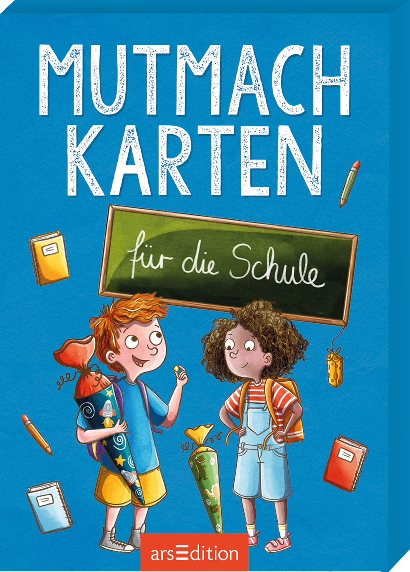 Das Cover zeigt auf leuchtend blauem Hintergrund die Aufschrift „Mutmachkarten“ in großen weißen Buchstaben. Darunter steht „für die Schule“ auf einer grünen Tafel. Zwei fröhliche Kinder, ein Junge mit rotem Haar und ein Mädchen mit lockigem Haar, stehen mittig unter der Schrift. Um sie herum sind Schulutensilien wie Schultüten, Bücher und Stifte abgebildet. Ganz unten mittig steht der Logoschriftzug von arsEdition.