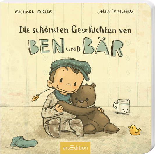 Das Buchcover zeigt einen liebevoll illustrierten Jungen in blauer pyjamaähnlicher Kleidung, der einen braunen Teddybären umarmt. Die Hintergrundfarbe ist sanft beige mit feinen, herzigen Mustern. Oben steht in verspielter Schrift „Die schönsten Geschichten von BEN und BÄR“. Der Titel hebt sich durch die Farbwahl ab. Eine kleine Teetasse und eine gelbe Ente ergänzen die Szene und verleihen ihr eine warme, gemütliche Atmosphäre. Ganz unten mittig steht der Logoschriftzug von...