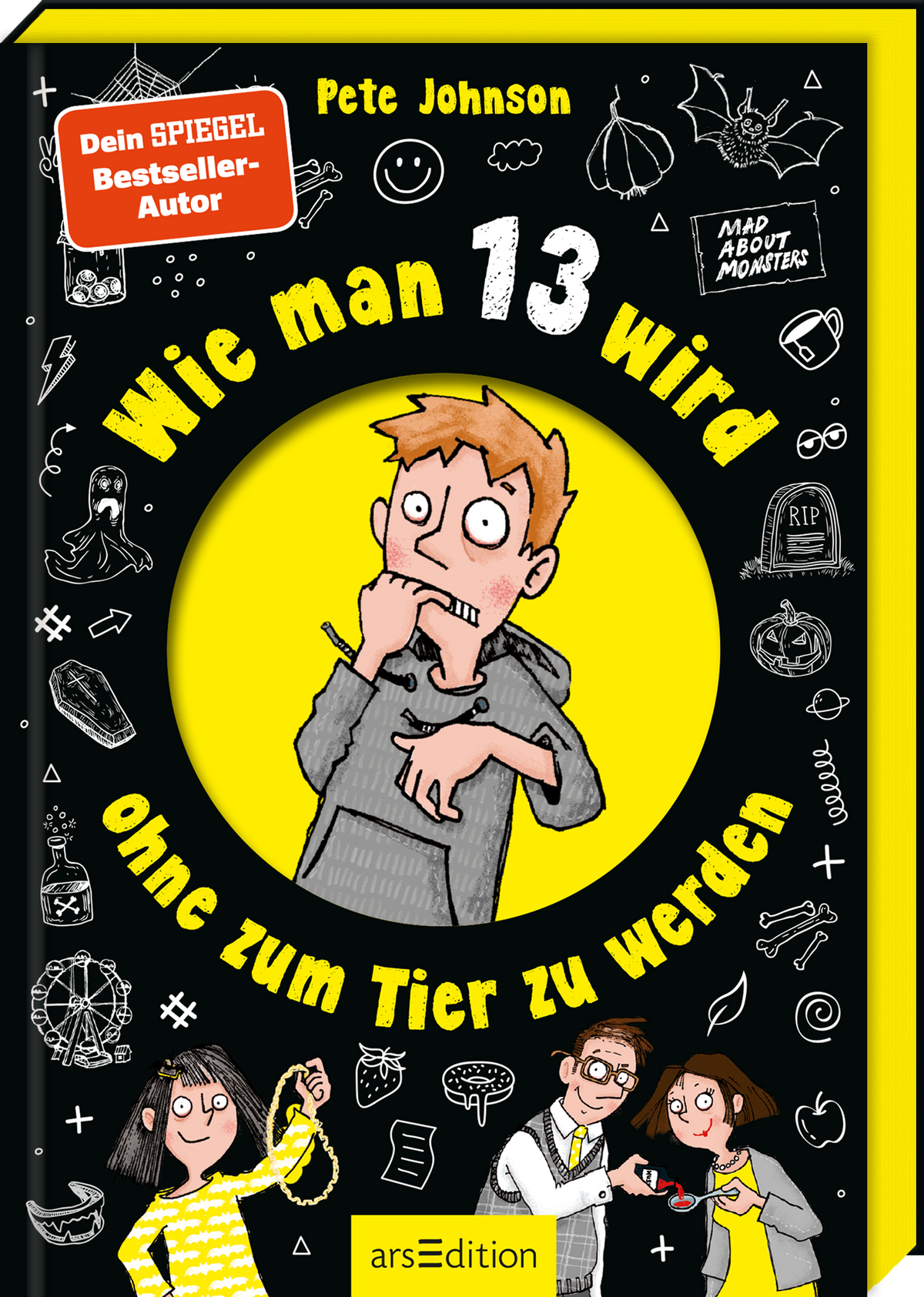 Das Buchcover zeigt einen Jungen mit besorgtem Gesichtsausdruck, der sich auf die Finger beißt. Er trägt einen Pullover und befindet sich in einem runden, gelben Bereich auf schwarzem Hintergrund, der mit verschiedenen gruseligen Motiven wie Kürbissen und Geistern verziert ist. Oben prangt der Titel „Wie man 13 wird, ohne zum Tier zu werden“ in großen, auffälligen Buchstaben. Darüber ist der Hinweis „Dein SPIEGEL Bestseller-Autor“ in einem roten Button und der Name des Autors Pete...