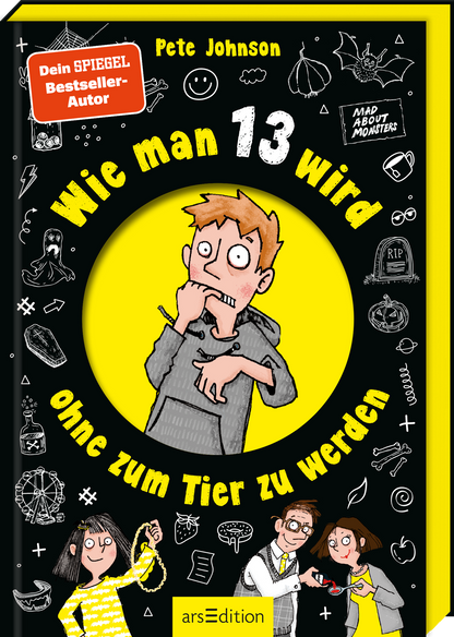 Das Buchcover zeigt einen Jungen mit besorgtem Gesichtsausdruck, der sich auf die Finger beißt. Er trägt einen Pullover und befindet sich in einem runden, gelben Bereich auf schwarzem Hintergrund, der mit verschiedenen gruseligen Motiven wie Kürbissen und Geistern verziert ist. Oben prangt der Titel „Wie man 13 wird, ohne zum Tier zu werden“ in großen, auffälligen Buchstaben. Darüber ist der Hinweis „Dein SPIEGEL Bestseller-Autor“ in einem roten Button und der Name des Autors Pete...