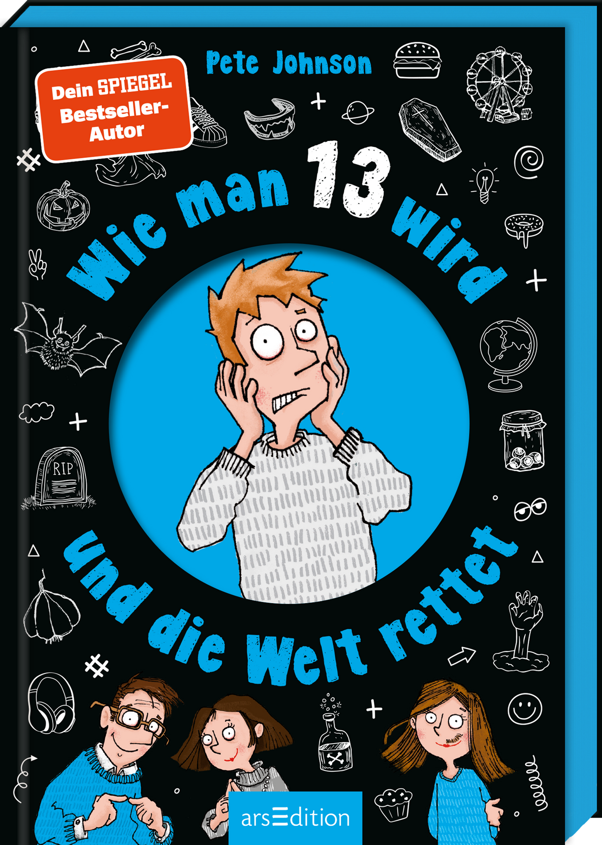 Das Buchcover zeigt einen Jungen mit besorgtem Gesichtsausdruck. Er trägt einen Pullover und befindet sich in einem runden, blauen Bereich auf schwarzem Hintergrund, der mit verschiedenen gruseligen Motiven wie Kürbissen und Geistern verziert ist. Oben prangt der Titel „Wie man 13 wird und die Welt rettet“ in großen, auffälligen Buchstaben. Darüber ist der Hinweis „Dein SPIEGEL Bestseller-Autor“ in einem roten Button und der Name des Autors Pete Johnson platziert. Ganz unten mittig...