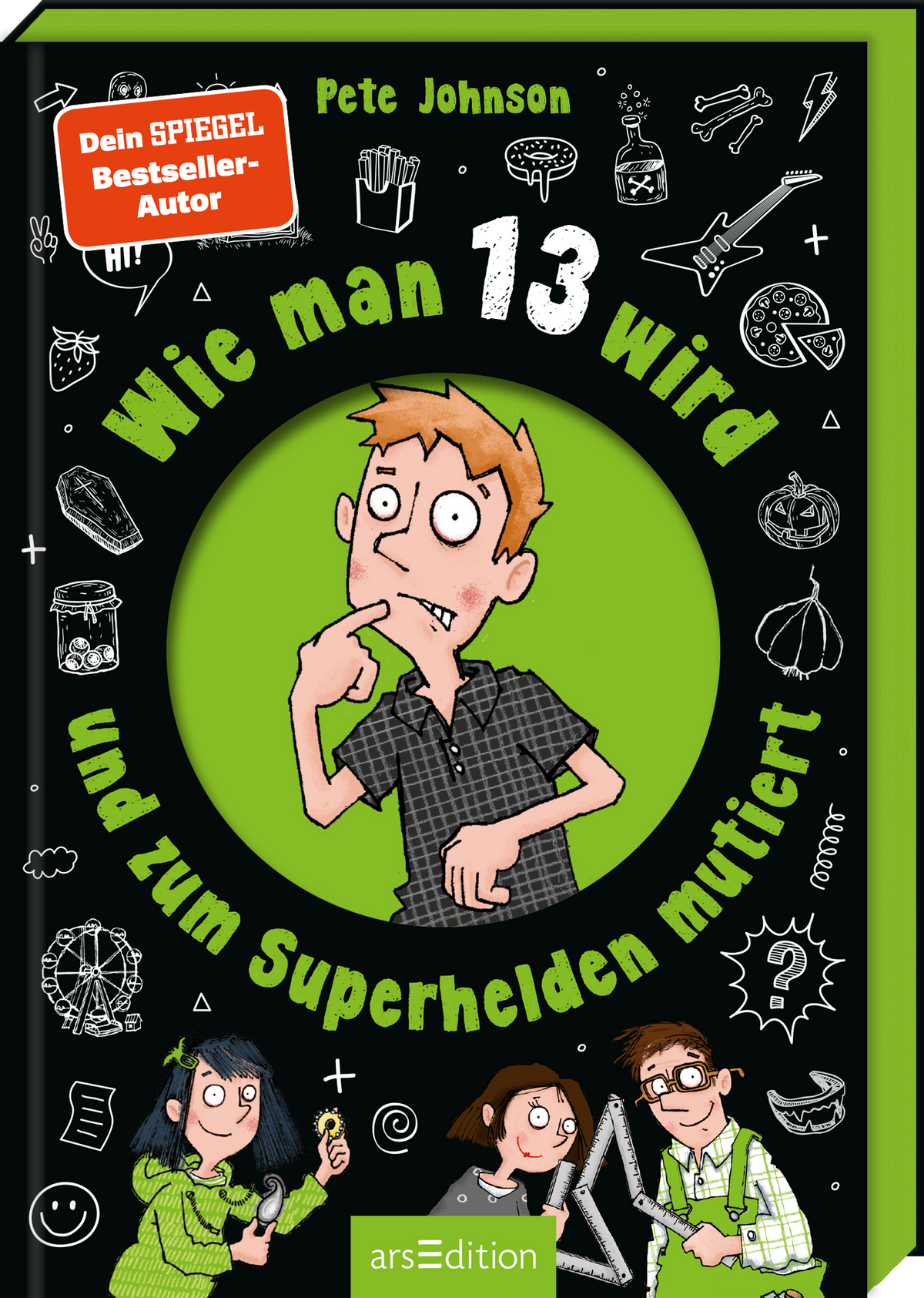 Das Buchcover zeigt einen Jungen mit besorgtem Gesichtsausdruck. Er trägt ein kariertes T-Shirt und befindet sich in einem runden, grünen Bereich auf schwarzem Hintergrund, der mit verschiedenen gruseligen Motiven wie Kürbissen und Geistern verziert ist. Oben prangt der Titel „Wie man 13 wird und zum Superhelden mutiert“ in großen, auffälligen Buchstaben. Darüber ist der Hinweis „Dein SPIEGEL Bestseller-Autor“ in einem roten Button und der Name des Autors Pete Johnson platziert....