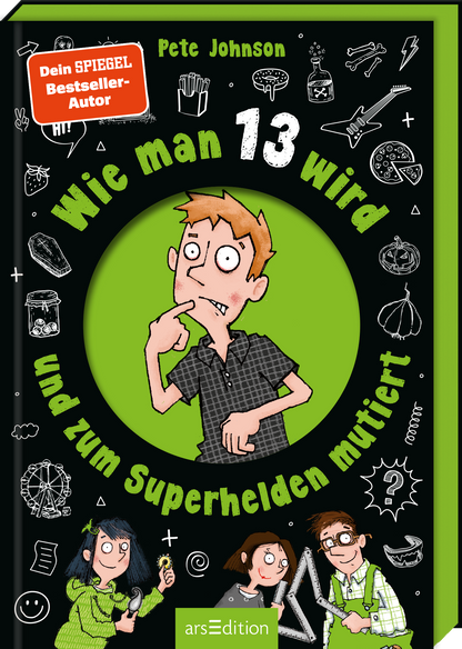 Das Buchcover zeigt einen Jungen mit besorgtem Gesichtsausdruck. Er trägt ein kariertes T-Shirt und befindet sich in einem runden, grünen Bereich auf schwarzem Hintergrund, der mit verschiedenen gruseligen Motiven wie Kürbissen und Geistern verziert ist. Oben prangt der Titel „Wie man 13 wird und zum Superhelden mutiert“ in großen, auffälligen Buchstaben. Darüber ist der Hinweis „Dein SPIEGEL Bestseller-Autor“ in einem roten Button und der Name des Autors Pete Johnson platziert....