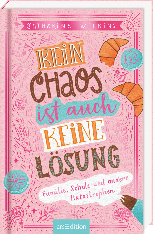 Das Cover zeigt einen pinken Hintergrund mit verspielten Zeichnungen von Snacks und Süßigkeiten. In der Mitte steht der Titel „KEIN CHAOS ist auch KEINE LÖSUNG“ in auffälligen, unterschiedlichen Schriftarten und Farben – die Wörter „CHAOS“ und „LÖSUNG“ sind besonders hervorgehoben. Darunter sind die Worte „Familie, Schule und andere Katastrophen“ in kleinerer Schrift. Oben links befindet sich der Name der Autorin, Catherine Wilkins. Ganz unten mittig steht der...