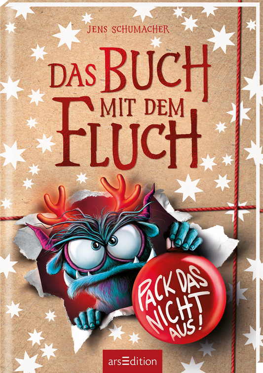 Das Cover zeigt einen braunen, papierähnlichen Hintergrund mit weißen Sternen. Im Mittelpunkt ist ein Loch in das Papier gerissen, aus dem ein grimmiger Dämon mit großen Augen und bunten Hörnern hervorblickt. Der Titel „Das BUCH mit dem FLUCH“ ist in kräftigem Rot und einer markanten Schriftart platziert. Darüber befindet sich der Name des Autors Jens Schumacher. Unten rechts befindet sich eine rote Kugel mit dem Text „PACK DAS NICHT AUS!“. Ganz unten mittig steht der...