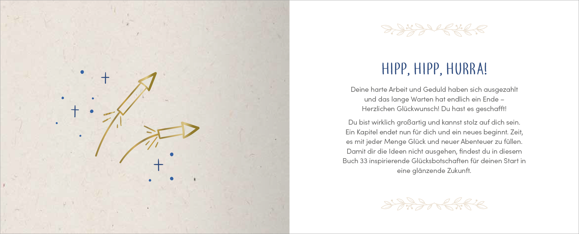 Gezeigt wird eine Innen- oder Zusatzansicht von „Endlich geschafft! Hurra! Herzlichen Glückwunsch!“. Auf der linken Seite sind zwei goldene Raketen zu sehen, die versetzt aufsteigen, umgeben von blauen und goldenen Sternen. Die Seitenränder sind mit zarten, floralen Motiven verziert. Auf der rechten Seite steht der Schriftzug „HIPP, HIPP, HURRA!“ in einer kräftigen, blauen Schrift. Darunter befindet sich ein Abschnitt in einer klaren, leserlichen Schrift, der den Gruß und die...