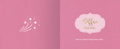 Gezeigt wird eine Innen- oder Zusatzansicht von „Endlich geschafft! Hurra! Herzlichen Glückwunsch!“. Der Hintergrund ist in einem sanften Rosa gehalten. Auf der linken Seite sind weiße Sterne und geschwungene Linien abgebildet, die einen festlichen Eindruck vermitteln. Die rechte Seite zeigt in geschwungener, goldener Schrift den Text „Öffne diese Seite,“ umrahmt von einem geschwungenen, hellen Banner. Darunter steht in klarer, schlichter Schrift „wenn du deinen Erfolg feiern...