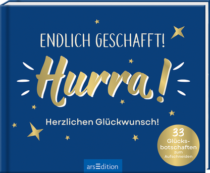 Das Buchcover zeigt einen tiefblauen Hintergrund, auf dem in großen, goldenen Lettern „ENDLICH GESCHAFFT! Hurra!“ steht. Unterhalb des Titels befindet sich der Schriftzug „Herzlichen Glückwunsch!“. Verspielt angeordnete, kleine goldene Sterne umrahmen die Textelemente, die Freude und Feierlichkeit ausstrahlen. In der unteren rechten Ecke ist ein runder, goldener Button mit dem Text „33 Glücksbotschaften zum Aufschneiden“ abgebildet. Ganz unten mittig steht der Logoschriftzug von...
