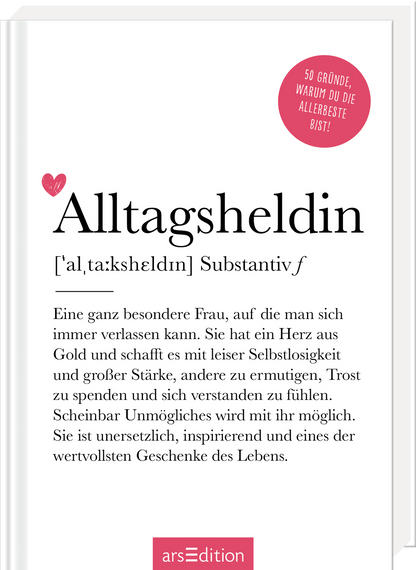 Das Buchcover ist überwiegend weiß mit einer eleganten schwarzen Schrift. Der Titel „Alltagsheldin“ ist groß und auffällig, darunter erscheint die Definition des Begriffs. Ein kleines rotes Herz symbolisiert das Thema der Wertschätzung. Oberhalb des Covers befindet sich ein roter Button mit dem Text „50 Gründe, warum du die Allerbeste bist!“. Die Schrift ist modern und ansprechend gestaltet, was eine positive und inspirierende Atmosphäre vermittelt. Ganz unten mittig steht der...