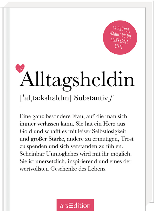 Das Buchcover ist überwiegend weiß mit einer eleganten schwarzen Schrift. Der Titel „Alltagsheldin“ ist groß und auffällig, darunter erscheint die Definition des Begriffs. Ein kleines rotes Herz symbolisiert das Thema der Wertschätzung. Oberhalb des Covers befindet sich ein roter Button mit dem Text „50 Gründe, warum du die Allerbeste bist!“. Die Schrift ist modern und ansprechend gestaltet, was eine positive und inspirierende Atmosphäre vermittelt. Ganz unten mittig steht der...