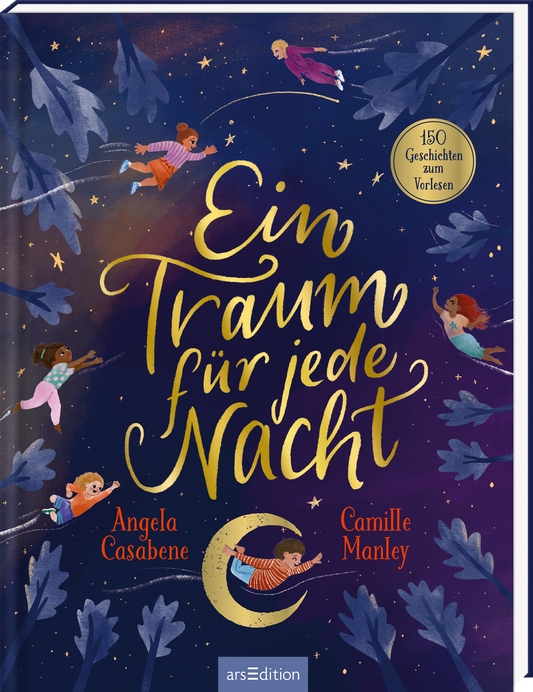 Das Buchcover zeigt eine märchenhafte Nachtszene mit leuchtenden Sternen und stilisierten Wolken in verschiedenen Blau- und Lilatönen. Darin fliegen fröhliche Kinder in bunten Schlafanzügen, während sie von einer großen, gelben Halbmondform umrahmt werden. Der Titel „Ein Traum für jede Nacht“ ist in geschwungener, goldener Schrift prominent platziert. Oben rechts befindet sich ein goldener Button mit dem Text „SPIEGEL Bestseller“. Ganz unten mittig steht der Logoschriftzug von...