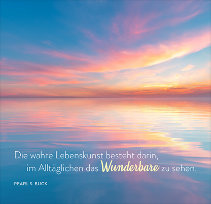 Gezeigt wird eine Innen- oder Zusatzansicht von „365 Tage einatmen. Ausatmen. Lächeln.“. Der Hintergrund zeigt einen harmonischen Sonnenuntergang mit sanften rosa, lila und blauen Farbtönen, die im Wasser reflektiert werden. Im unteren Bereich ist der Text in eleganter Schriftart platziert: „Die wahre Lebenskunst besteht darin, im Alltäglichen das Wunderbare zu sehen.“ Der Schriftzug „Wunderbare“ hebt sich durch eine verspielte, fette Schrift ab und ist weiß gehalten, während...