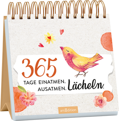 Auf dem Buchcover ist ein farbenfrohes Design mit einem sanften, beige Hintergrund. In der Mitte steht der Titel „365 TAGE EINATMEN. AUSATMEN. LÄCHELN.“ in einer Kombination aus orangefarbener Blockschrift und schwarzer Schreibschrift. Ein gelbes, fröhliches Vögelchen mit pinken Akzenten ist zentral platziert, umgeben von bunten Blumen, Herzen und orangefarbenen Elementen, die eine positive und einladende Atmosphäre schaffen. Ganz unten mittig steht der Logoschriftzug von arsEdition.