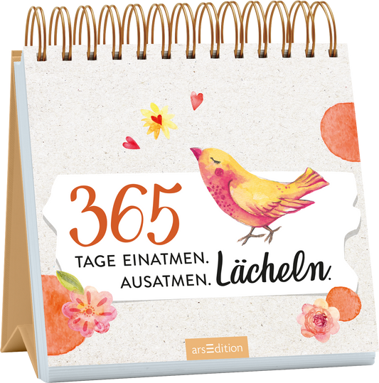 Auf dem Buchcover ist ein farbenfrohes Design mit einem sanften, beige Hintergrund. In der Mitte steht der Titel „365 TAGE EINATMEN. AUSATMEN. LÄCHELN.“ in einer Kombination aus orangefarbener Blockschrift und schwarzer Schreibschrift. Ein gelbes, fröhliches Vögelchen mit pinken Akzenten ist zentral platziert, umgeben von bunten Blumen, Herzen und orangefarbenen Elementen, die eine positive und einladende Atmosphäre schaffen. Ganz unten mittig steht der Logoschriftzug von arsEdition.
