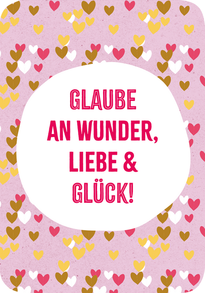 Gezeigt wird eine Innen- oder Zusatzansicht von „Glückskärtchen zur Jugendweihe“. Der Hintergrund ist in sanften Rosa-Tönen gehalten, mit vielen kleinen, bunten Herzen in Rot, Rosa und Gold. Zentrales Element ist ein weißer, ovaler Bereich, in dem der Text „Glaube an Wunder, Liebe &amp; Glück!“ in großen, fette roten Buchstaben steht. Die Schriftart wirkt modern und einladend. Die gesamte Gestaltung vermittelt Freude und positive Botschaften.