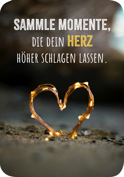 Gezeigt wird eine Innen- oder Zusatzansicht von „Glückskärtchen zur Jugendweihe“. Der Hintergrund ist unscharf und vermittelt eine sanfte Stimmung. Im Vordergrund ist ein herzförmiges Lichtobjekt aus Drähten und Lichtern sichtbar. Darüber steht in großen, klaren Buchstaben der Text „SAMMLE MOMENTE, die dein HERZ höher schlagen lassen.“ Die Schrift ist in Schwarz und Gelb gehalten, was einen ansprechenden Kontrast zur warmen Hintergrundfarbe bietet.