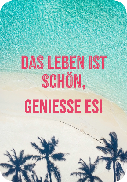Gezeigt wird eine Innen- oder Zusatzansicht von „Glückskärtchen zur Jugendweihe“. Die Karte zeigt eine sanfte blau-grüne Meereslandschaft mit einem hellen Sandstrand. In großen, verspielten Buchstaben steht der Text „DAS LEBEN IST SCHÖN, GENIESSE ES!“, wobei die obere Zeile in rosa und die untere in kräftigem Rot gehalten ist. Im unteren Bereich sind stilisierte Palmen abgebildet, die eine fröhliche und einladende Atmosphäre schaffen.