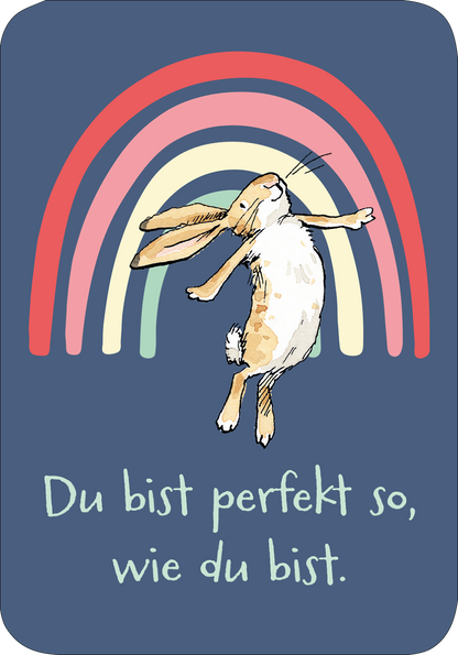 Gezeigt wird eine Innen- oder Zusatzansicht von „Weißt du eigentlich, wie mutig du bist?“. Die Illustration zeigt einen fröhlichen Hasen, der vor einem bunten Regenbogen springt. Der Hintergrund ist in einem sanften Blau gehalten. Unter dem Hasen steht der Text „Du bist perfekt so, wie du bist.“ in einer verspielten, gut lesbaren Schriftart in Weiß. Die Farben sind lebhaft und heiter, was eine positive und ermutigende Stimmung vermittelt.