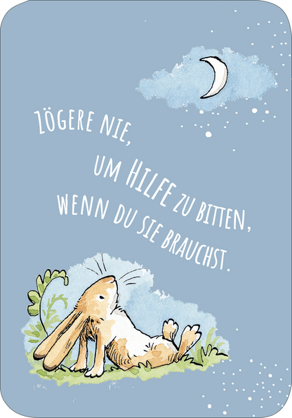 Gezeigt wird eine Innen- oder Zusatzansicht von „Weißt du eigentlich, wie mutig du bist?“. Die Illustration zeigt einen entspannenden Hase, der auf einer grünen Wiese liegt. Der Hintergrund ist in sanften Blautönen gehalten, ergänzt durch eine Wolkenstruktur und einen kleinen, eleganten Mond. Der Text „Zögere nie, um Hilfe zu bitten, wenn du sie brauchst.“ ist in einer freundlichen, geschwungenen Schriftart gestaltet, wodurch eine einladende und beruhigende Atmosphäre entsteht.
