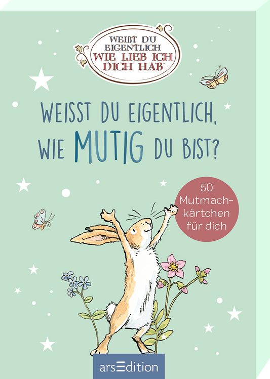 Das Buchcover zeigt einen mintgrünen Hintergrund, auf dem ein fröhlicher Hase steht, der seine Vorderpfoten triumphierend in die Luft streckt. Um ihn herum sind zarte Sterne, Schmetterlinge und Blumen angeordnet, die eine verspielte Atmosphäre schaffen. Oben im Schriftzug steht „WEISST DU EIGENTLICH, WIE MUTIG DU BIST?“, wobei „MUTIG“ in kräftigem Dunkelblau hervorgehoben ist. In einem roten Kreis befindet sich der Text „50 Mutmachkarten für dich“. Ganz unten mittig steht der...