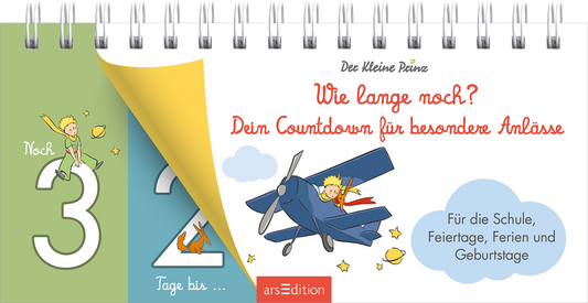 Das Buchcover zeigt ein verspieltes Design in sanften Farbtönen. Oben steht in einer kindlichen Schrift „Wie lange noch?“ in roter Schrift. Darunter befindet sich der Text „Dein Countdown für besondere Anlässe“ in einer leichteren Schrift. Links sind die Zahlen „3“ und „2“ auf bunten Hintergründen abgebildet, rechts ein fröhlicher Junge, der Kleine Prinz, in einem blauen Flugzeug. Ganz unten mittig steht der Logoschriftzug von arsEdition.