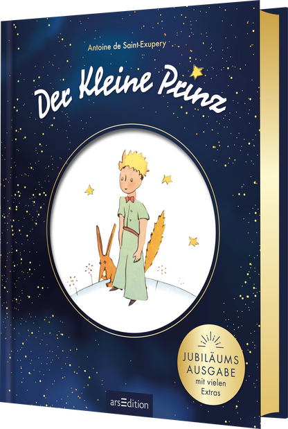 Das Cover zeigt einen nächtlichen Himmel in tiefblauem Farbton mit goldenen Sternen. In der Mitte befindet sich eine kreisrunde Illustration, die den kleinen Prinzen mit gelbem Haar und einem grünen Anzug darstellt, zusammen mit einem Fuchs. Der Titel „Der kleine Prinz“ ist in geschwungener, weißer Schrift über der Illustration platziert. Rechts unten ist ein goldener Button mit dem Text „JUBILÄUMSAUSGABE mit vielen Extras“ zu sehen. Ganz unten mittig steht der Logoschriftzug von...