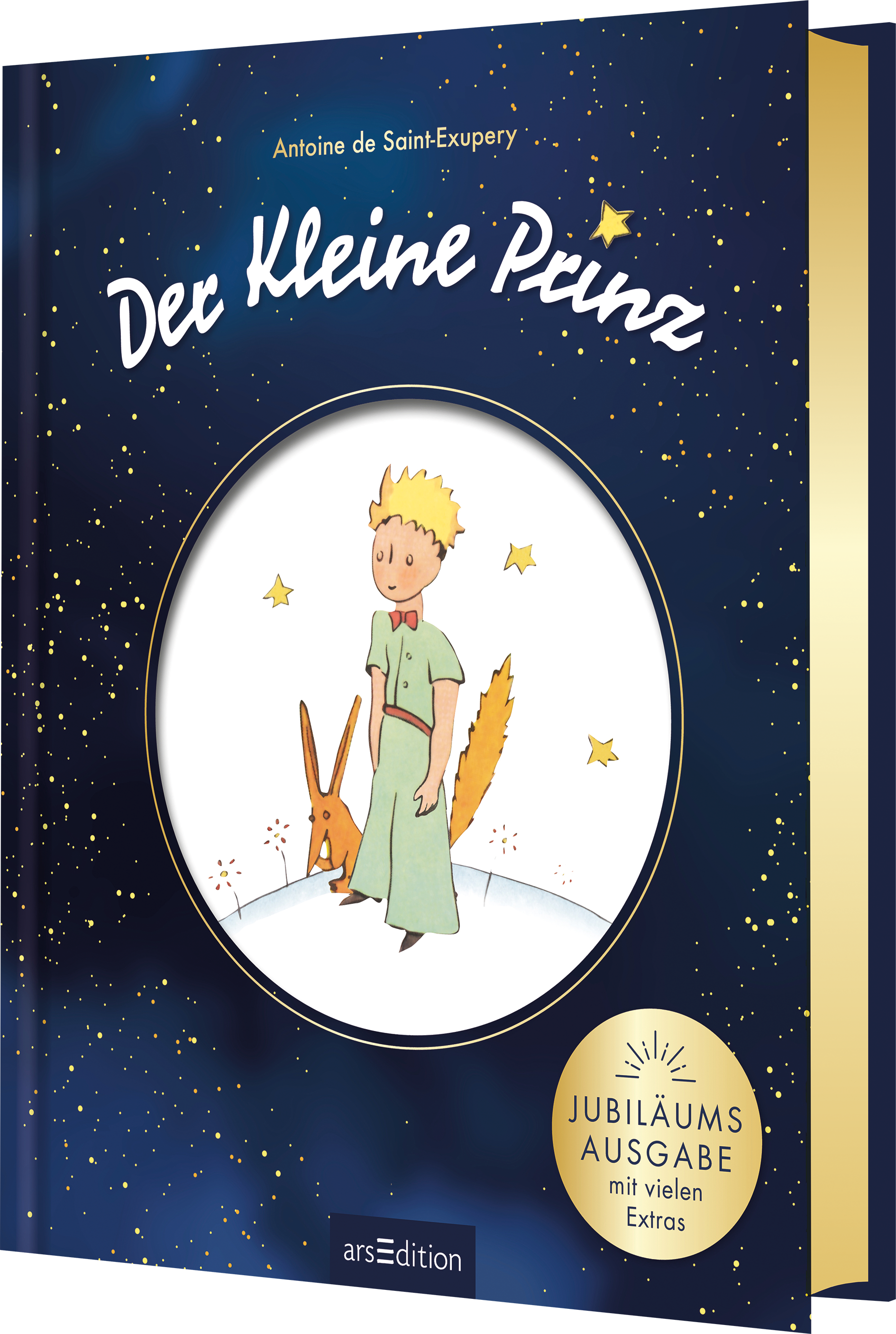 Das Cover zeigt einen nächtlichen Himmel in tiefblauem Farbton mit goldenen Sternen. In der Mitte befindet sich eine kreisrunde Illustration, die den kleinen Prinzen mit gelbem Haar und einem grünen Anzug darstellt, zusammen mit einem Fuchs. Der Titel „Der kleine Prinz“ ist in geschwungener, weißer Schrift über der Illustration platziert. Rechts unten ist ein goldener Button mit dem Text „JUBILÄUMSAUSGABE mit vielen Extras“ zu sehen. Ganz unten mittig steht der Logoschriftzug von...