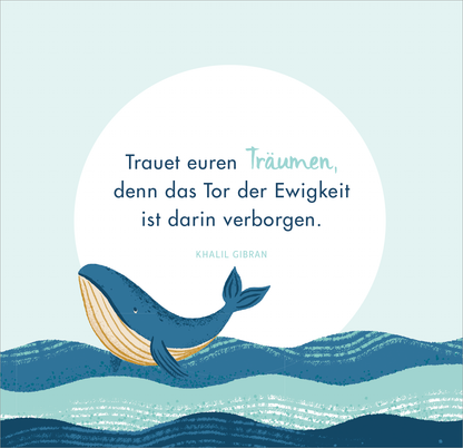 Gezeigt wird eine Innen- oder Zusatzansicht von „Segenswünsche zur Erstkommunion“. Im Bild ist ein sanfter Himmelshorizont mit Wellen zu sehen. Ein stilisierter, blauer Wal schwimmt durch die Wellen, die in verschiedenen Blautönen gestaltet sind. In der Mitte des Bildes steht in klarer, moderner Schrift der Satz: „Traut euren Träumen, denn das Tor der Ewigkeit ist darin verborgen.“ Darunter steht „Khalil Gibran“ in kleinerer Schrift. Die Farbpalette ist freundlich und beruhigend.