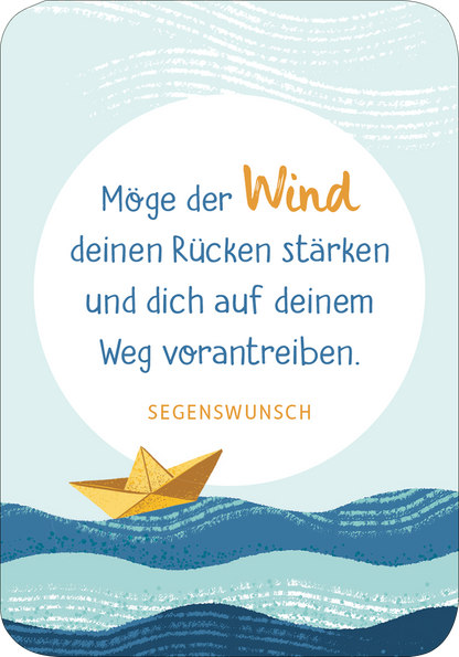 Gezeigt wird eine Innen- oder Zusatzansicht von „Segenswünsche für dich“. Der Hintergrund zeigt sanfte Wellen in unterschiedlichen Blautönen. In der Mitte befindet sich ein runder, heller Bereich, in dem der Text „Möge der Wind deinen Rücken stärken und dich auf deinem Weg vorantreiben“ in einer Kombination aus verspielter und klarer Typografie platziert ist. Der Begriff „Wind“ ist in Orange hervorgehoben. Unten links ist ein origamiähnliches Schiffchen in Goldton abgebildet,...
