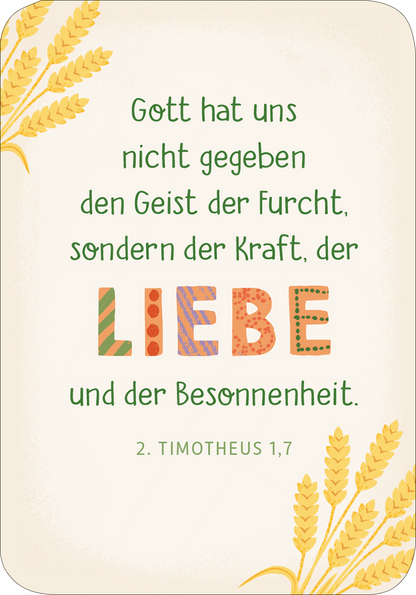 Gezeigt wird eine Innen- oder Zusatzansicht von „Segenswünsche für dich“. Der Hintergrund ist in einem warmen, sanften Creme-Ton gehalten. In der Mitte steht der Text „Gott hat uns nicht gegeben den Geist der Furcht, sondern der Kraft, der LIEBE und der Besonnenheit.“ Die Begriffe „Kraft“ und „LIEBE“ sind in kräftigen, bunten Buchstaben gestaltet, während der Rest des Textes in einer eleganten, grünen Schrift geschrieben ist. Links und rechts umrahmen stilisierte...