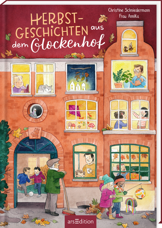 Das Buchcover zeigt ein warmes, farbenfrohes Herbstszenario mit einem zweigeschossigen Gebäude, das aus roten Ziegeln besteht. In den Fenstern sind verschiedene Charaktere zu sehen, die die herbstliche Atmosphäre genießen: Kinder spielen im Freien, während Erwachsene sich in den Fenstern umblicken oder sich mit Pflanzen beschäftigen. Über dem Gebäude steht in verspielter, weißer Schrift: „HERBST-GESCHICHTEN aus dem Glockenhof“. Ganz unten mittig steht der Logoschriftzug von...