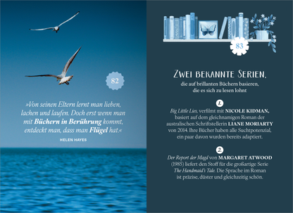 Gezeigt wird eine Innen- oder Zusatzansicht von „Booklover“. Die linke Seite zeigt einen beruhigenden blauen Himmel mit einer seeähnlichen Wasseroberfläche und einem Zitat von Helen Hayes in eleganter, serifenloser Schrift. Auf der rechten Seite sind zwei Buchcover aufgeführt, unterlegt mit stilisierten Bücherregalen und floralen Elementen in sanften Blautönen. Die typografische Gestaltung ist klar und übersichtlich, die Schrift für die Titel ist größer und fett, die...