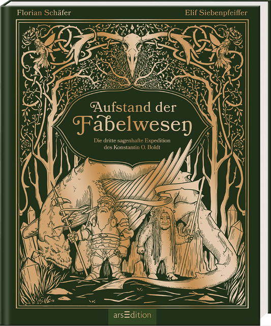 Das Buchcover zeigt eine detailreiche, goldene Illustration auf grünem Hintergrund, die mythologische Kreaturen und Figuren in einem waldigen Setting darstellt. In der Mitte prangt der Titel „Aufstand der Fabelwesen“ in eleganter Schrift, darunter der Untertitel „Die dritte sagenhafte Expedition des Konstantin O. Boldt“. Die Atmosphäre ist geheimnisvoll und märchenhaft, während die Figuren entschlossen wirken. Ganz unten mittig steht der Logoschriftzug von arsEdition.