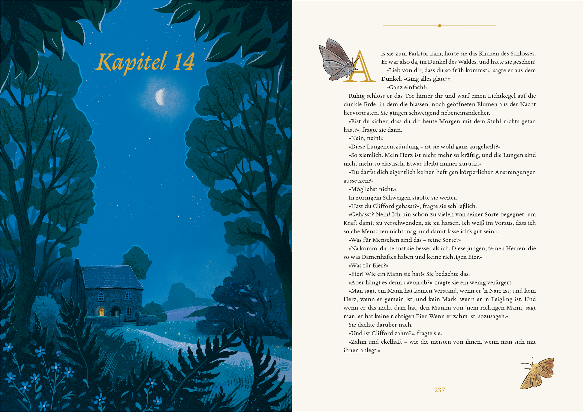 Gezeigt wird eine Innen- oder Zusatzansicht von „Biblioteca Obscura: Lady Chatterleys Liebhaber“. Die linke Seite zeigt eine illustrierte Nachtlandschaft mit einem kleinen, gemütlichen Haus, umgeben von Bäumen und einem klaren Sternenhimmel. Auf der rechten Seite befindet sich der Text mit der Überschrift „Kapitel 14“, in einer eleganten, geschwungenen Schriftart. Die Seitenfarbe ist hell, wodurch der Text gut lesbar ist. Dezente Illustrationen, wie ein Schmetterling, fügen eine...