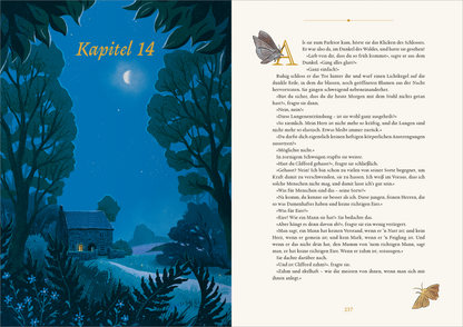 Gezeigt wird eine Innen- oder Zusatzansicht von „Biblioteca Obscura: Lady Chatterleys Liebhaber“. Die linke Seite zeigt eine illustrierte Nachtlandschaft mit einem kleinen, gemütlichen Haus, umgeben von Bäumen und einem klaren Sternenhimmel. Auf der rechten Seite befindet sich der Text mit der Überschrift „Kapitel 14“, in einer eleganten, geschwungenen Schriftart. Die Seitenfarbe ist hell, wodurch der Text gut lesbar ist. Dezente Illustrationen, wie ein Schmetterling, fügen eine...