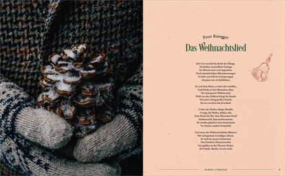 Gezeigt wird eine Innen- oder Zusatzansicht von „Endlich Weihnachten“. Die Seite präsentiert eine sanfte, cremefarbene Hintergrundfarbe. Oben steht der Titel „Das Weihnachtslied“ in einer eleganten, grünen Schriftart, gefolgt vom Namen des Autors, Peter Rosegger. Auf der linken Seite ist eine handgehaltene, mit Schnee bedeckte Tannenschale zu sehen, die von groben, grauen Handschuhen umschlossen wird. Die Gesamtkomposition vermittelt eine warme, festliche Atmosphäre.