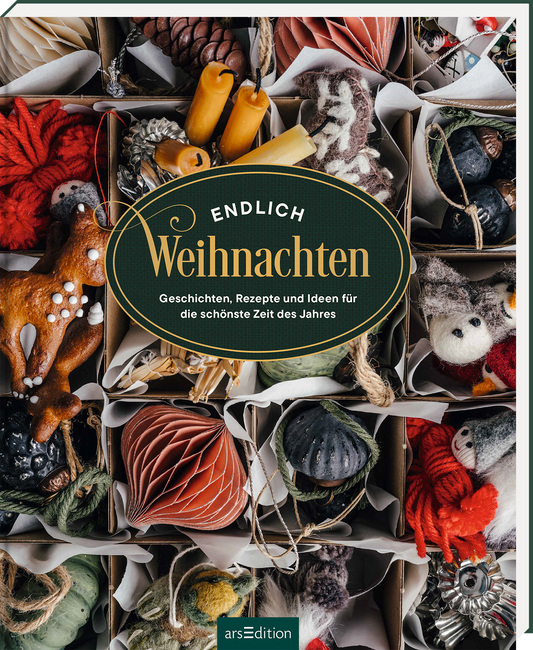 Das Buchcover zeigt eine Ansammlung weihnachtlicher Dekorationen in verschiedenen Farben und Formen, angeordnet in kleinen, offenen Pappschachteln. Dominierende Farben sind Rot, Braun, Orange und Schwarz, die eine festliche Stimmung vermitteln. In der Mitte befindet sich ein eleganter ovaler Titelrahmen mit dem Schriftzug „ENDLICH Weihnachten“ in goldener Schrift, unter dem der Untertitel „Geschichten, Rezepte und Ideen für die schönste Zeit des Jahres“ in einer schlichteren...